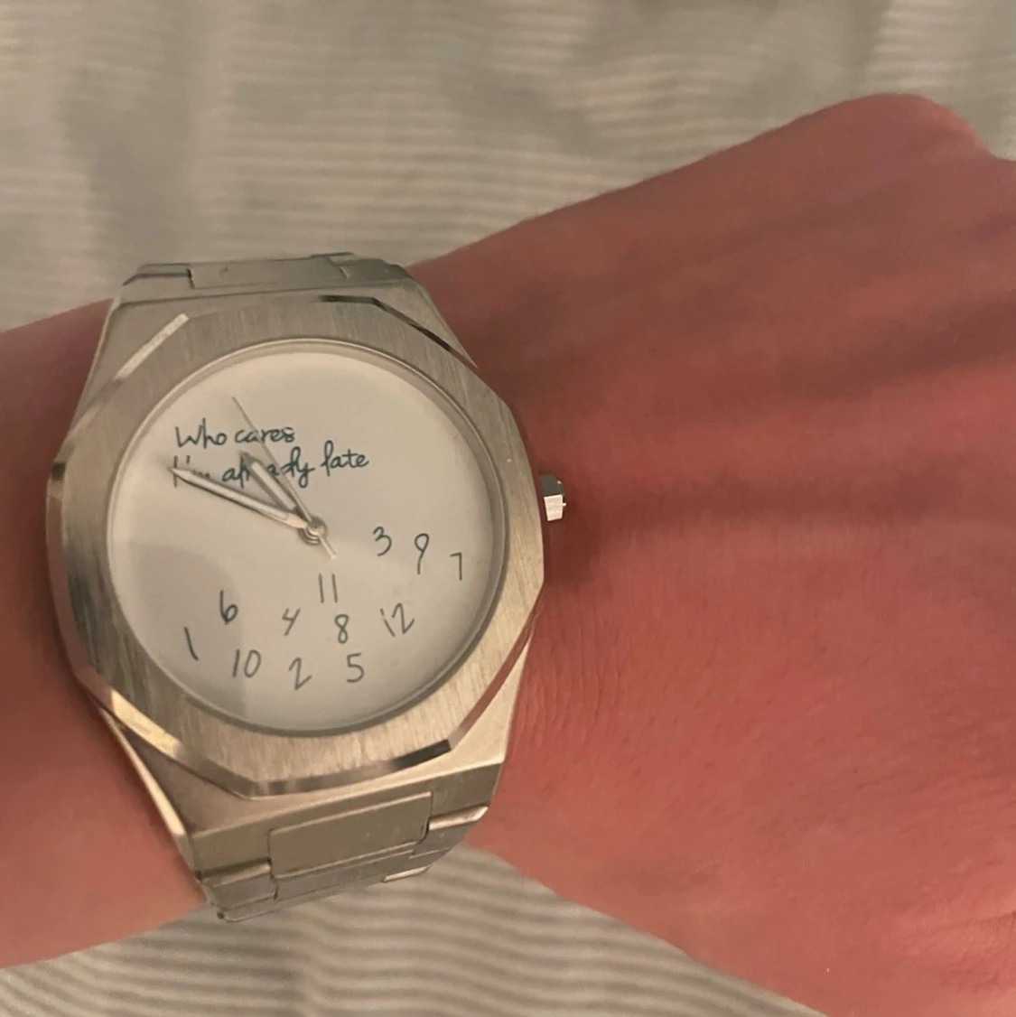 Silvrig klocka med textad urtavla - 1