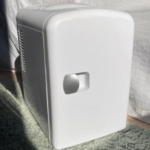 Minikyl - Kylen är i mycket bra skick. Storleken är 4L (6 burkar x 33cl). Passar för tillfällig förvaring som ska hållas varm eller kall, dvs användbar för flera områden. Sladd ingår. Nypris: 499kr. Går att diskutera priset. 