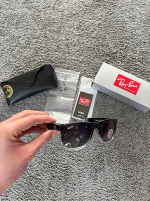 Ray-Ban boyfriend - Säljer ett par riktigt snygga ray-ban boyfriend i en fet colourway. Dem är helt nya och alla tillbehör medföljer. Perfekta nu till våren och sommaren som kommer. Frågor? Kontakta mig✅allt gott, mvh Noah154 PS, KÖP INTE MED INSTABOX OM DU VILL FÅ VARAN FRAKTAD SNABBT‼️‼️