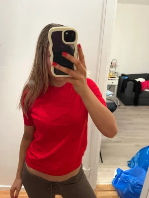 Stickad t shirt  - Fin färg och knappt använt den 