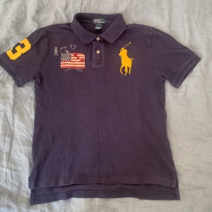 USA ralph lauren polo - Nice marinblå-lila polo med big pony i storlek M fast barnstorlek, vilket jag skulle gissa är XS eller en mindre S i vanlig storlek. Säljer för att den inte passar som jag hade hoppats och för att jag behöver pengar haha. Den är i bra kvalite och inga defekter! 
