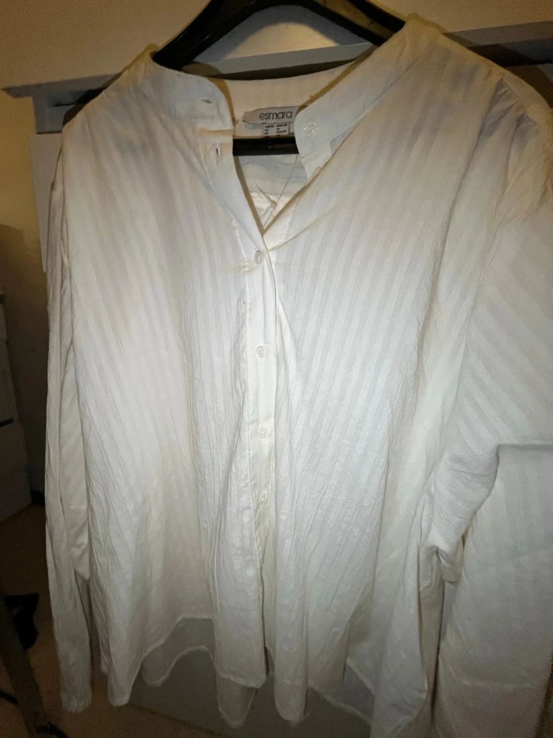 Vit skjorta med ståkrage från Esmara - 3
