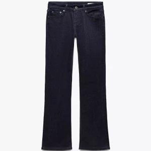 Mörkblå låg midjade jeans från Zara - Snygga mörkblå  jeans från Zara. Låg midjade och aldrig använda. Skriv för fler bilder.💕