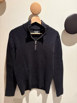 Only & Sons halfzip - Halfzip från Only & Sons använd 1 gång. Storlek XS men passar S. Han på bilden är 181