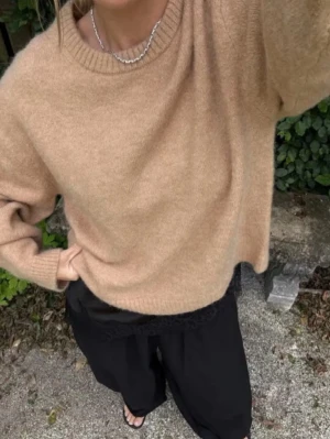 Beige oversized stickad tröja - Jättefin stickad tröja från Ginatricot. Den är i jättefint skick (som helt ny). Storlek XS. Den kommer från ett djur- och rökfritt hem 