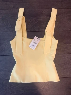 Helt ny gul topp Zara - Helt ny gul topp från Zara i strl s med prislapp🩷
