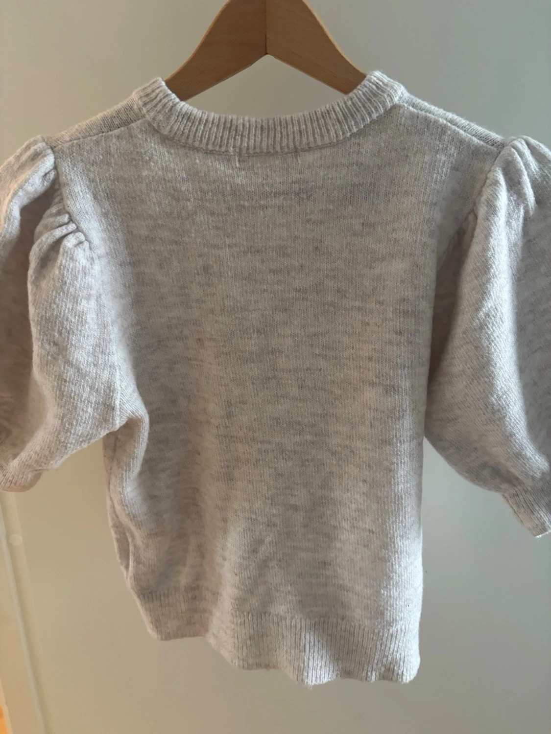 Beige stickad topp med puffärm