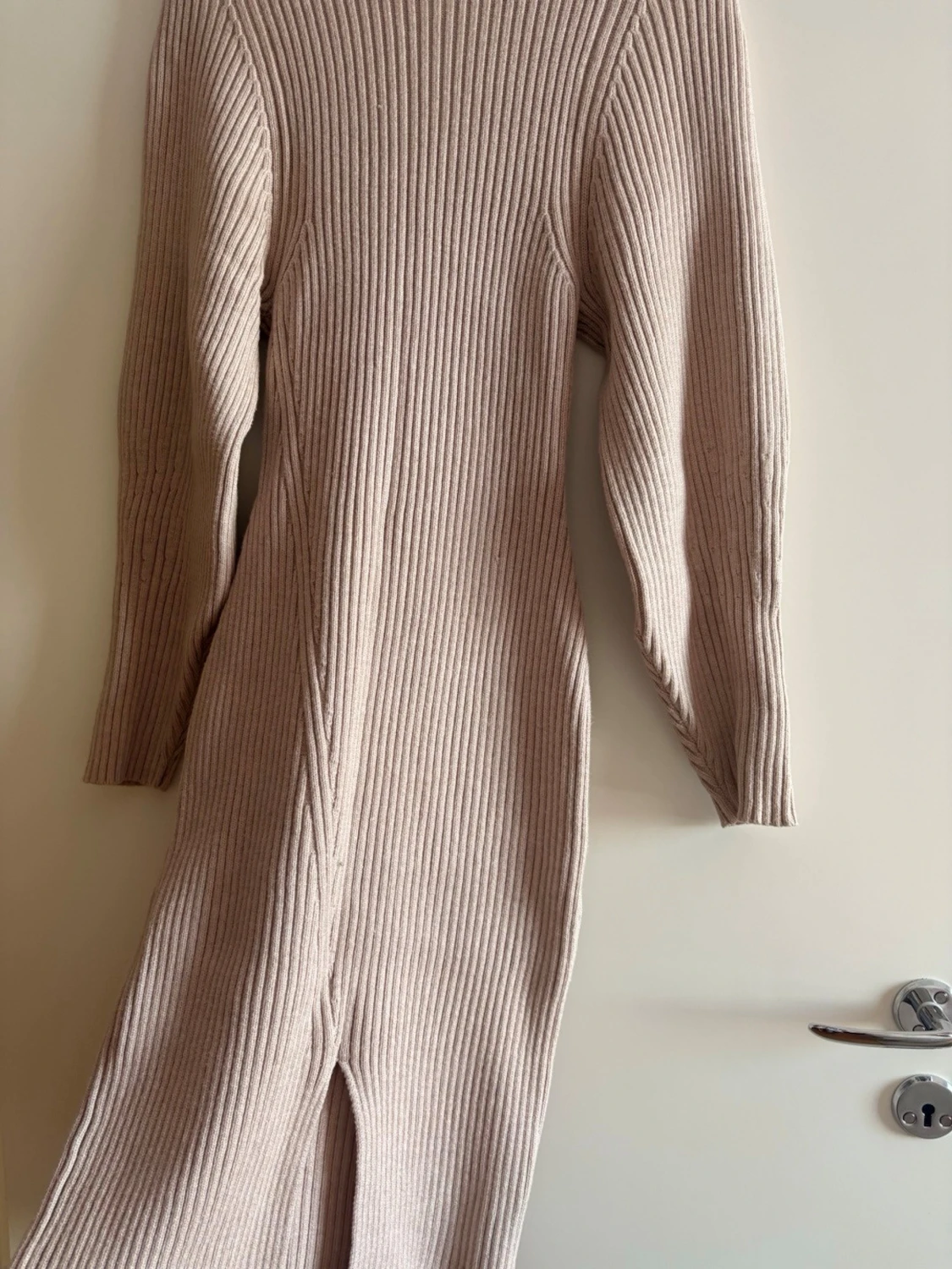 Beige ribbad stickad långklänning