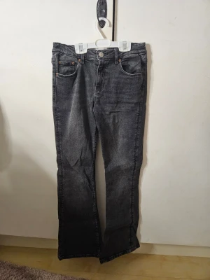 Svarta bootcut jeans från gina tricot - Snygga mörkgråa jeans från Gina Tricot i storlek 152. Jeansen har klassisk femficksdesign, dragkedja och knapp framtill samt bootcut ben. Köpta för runt 150 kr på Gina tricot, använda få gånger men i mycket bra skick förutom en liten vit fläck på baksidan som knappt syns och troligtvis går att tvätta bort. Säljs då de inte kommer till användning längre. 💓