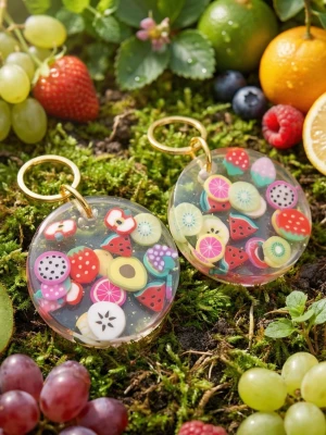 Handgjorda örhängen i Resin "Fruktsallad" - Ca 3,5 x 2,5 cm. (Hänget 2,5 cm) Handgjorda örhängen i Resin. Alla smyckesdelar är i äkta silver,  guldpläterat eller rostfritt stål.  Allergivänligt.