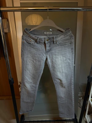 Gråa skinny jeans från St.lanki - Säljer ett par gråa skinny jeans från Ginatricot med klassisk femficksmodell och låg midja. Jeansen har en snygg tvättad look och är tillverkade i stretchigt denimtyg för skön passform. Perfekta till sneakers eller boots.