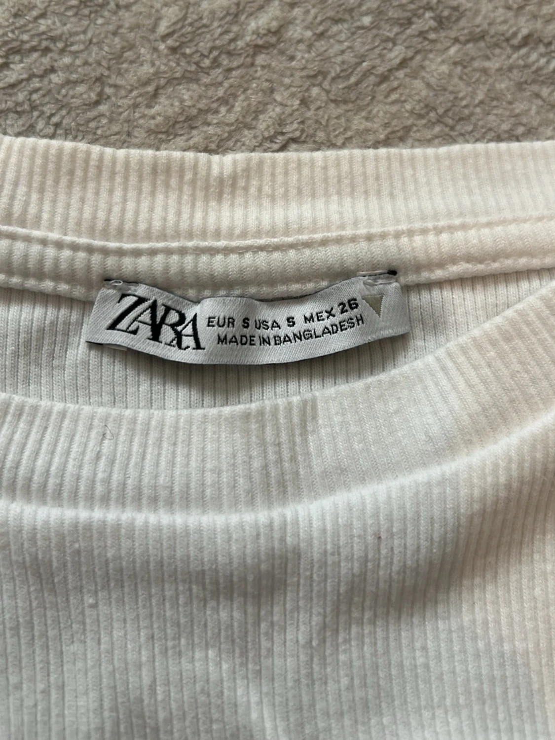 Vit ribbad topp med volangärmar - 2