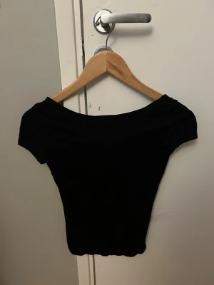 Svart topp från gina tricot - Säljer en svart topp med djup rygg från gina tricot💞