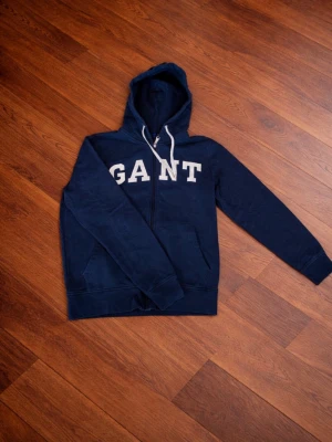hoodie från GANT  - Säljer en riktigt schyst och unik hoodie. Säljes pga att jag inte använder den längre. Men tycker den är sjukt snygg ❗️denna är svår och hitta så vet inte riktigt vad den går för nypris.                                                               || Skriv PM vid fler frågor 💸||