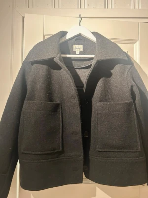 kappa - Kappa som passar bra för våren eller hösten. I storlek S ifrån Kappahl. Syns att den är använd, främst nopprig och någon knapp lite lös men går att fixa själv hemma.