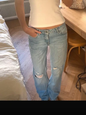 Zara jeans  - Superfina ljusblå, baggy jeans från ZARA! Köpta på Vinted men var tyvärr för stora för mig (jag är 163cm lång)💕 Inga fläckar Midjemått: ca 36cm rakt över  Innerbenslängd: 82cm Ytterbenslängd: ca 104-105cm  Satt mid waist på mig men kan bero på att de var för stora. Bilderna är från den gamla säljaren! Skriv för fler frågor 💕