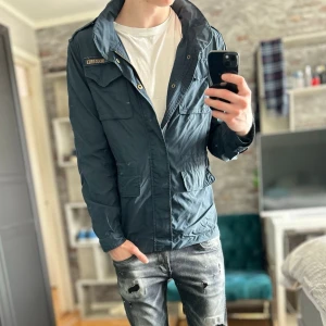Field jacket  - Bra skick, urtvättsd men annars prima! Passar dig som är mellan 175-185cm ungefär. Nypris ca 2000kr. Modellen är 185 cm, 75kg. Passar bra nu till våren! Skriv för mer information!🤝