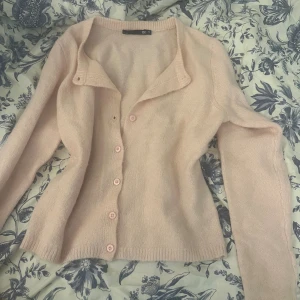 Rosa kofta med knappar! - Söt rosa kofta med långa ärmar. Koftan har en avslappnad passform, är bara använd 1-2 gånger (så är som ny) och är i storlek xs. Säljer då den inte kommer till användning tyvärr. (Skriv för frågor och prisförslag med mera!)💕