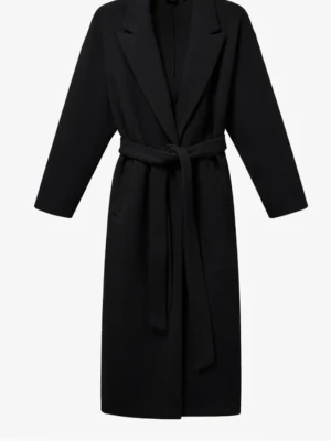 Svart lång kappa med skärp - Stilren svart lång kappa med klassisk krage och avtagbart midjebälte. Kappan har raka ärmar och en rak passform som ger en snygg siluett. Perfekt för dig som gillar minimalistisk och tidlös design. Materialet ser ut att vara ullblandning.