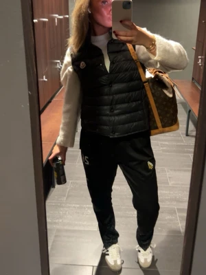 Louis Vuitton axelväska i monogram - Säljer en klassisk Louis Vuitton axelväska i brunt monogrammönster med ljusbruna skinnremmar och detaljer. Väskan är rymlig och har den ikoniska LV-loggan över hela ytan, defekter förekommer då den är välanvänd men fortfarande fin❤️‍🔥