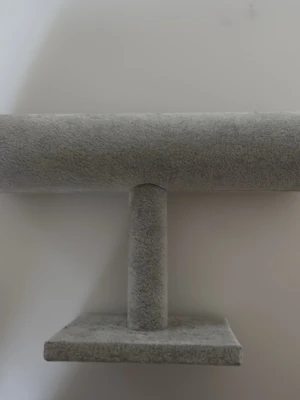 Grått smyckesställ i sammet - Snyggt och stilrent smyckesställ i grå sammet, perfekt för att visa upp armband, klockor eller halsband. Stället har en T-formad design och står stadigt på en fyrkantig fot. Passar perfekt på sminkbordet eller i garderoben.