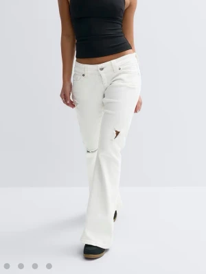 Vita bootcut jeans med slitningar - jättesnygga jeans från gina!! fick hem dom igår så dom är helt oanvända med prislappen kvar!💓