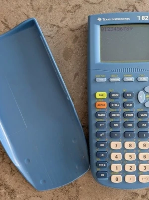 Texas Instruments TI-82 stats miniräknare - Grafritande miniräknare TI-82 stats från Texas Instruments i blå plast. Räknaren har ett stort displayfönster, många funktionsknappar och medföljande skyddslock. Perfekt för matte, statistik och programmering.