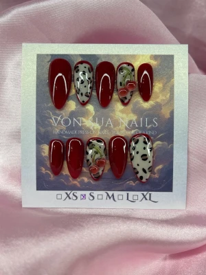 WildCherry (S);Medium Almond - Snygga handgjorda press-on naglar i en medium mandelform. Setet har djup röd färg, leopardmönster i svart och brunt samt detaljer med körsbär 🍒 charms. Perfekt för dig som vill ha unika och trendiga naglar.