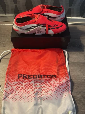 Adidas Predator elite fotbollsskor - Säljer ett par adidas predator elite med tunga, helt nya inte ens tagna ur boxen. Säljer dom pga att jag inte använder adidas men fått dom.
