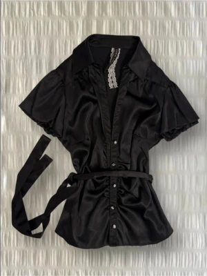 y2k milkmaid blus  - så fin med rhinestone knappar och band som går att knyta midjan tight med, kan tas bort om man vill 💌skickas samma dag som köpet 