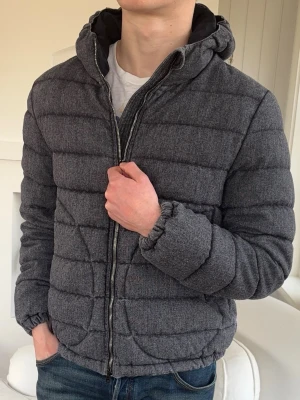 herno ulljacka - riktigt exlusiv och perfekt till våren, nypriset ligger på 6000kr, och modellen är 182cm, och väger 72kg sitter lite smått på mig och passar dig med small