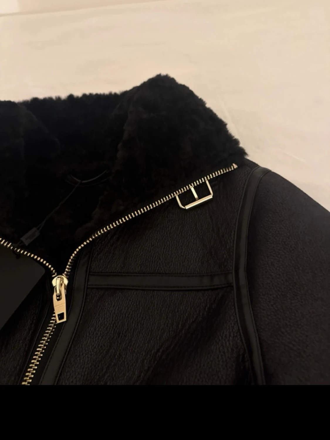 Svart pälsjacka med dragkedjor - 6