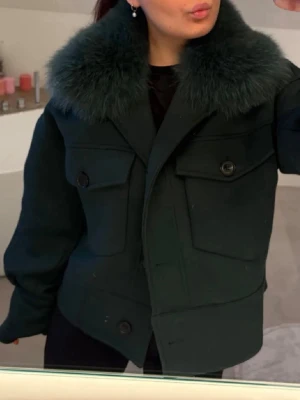 Meotine jacka - Säljer nu min jätte fina mörkgröna meotine kappa som är perfekt till våren! Storlek xs/s och är i väldigt fint skick💚