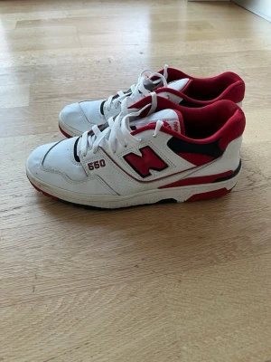 New Balance 550 - Röda New Balance 550 i mycket bra skick. 