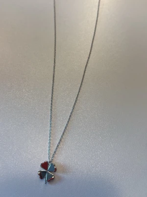 Silverhalsband med fyrklöverhänge - Snyggt silverfärgat halsband med ett hänge i form av en fyrklöver. 