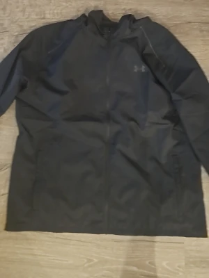 Under armour windbreaker - Under armour windbreaker. Helt oanvänd i storlek 2XL