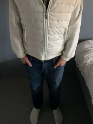 Vit cardigan jacka från verani - En vit snygg cardigan från verani, tjockt material i mitten och armarna är tunna som en vanlig cardigan. Passar till det mesta och riktigt fet nu inför våren! Ordinare pris 1000kr