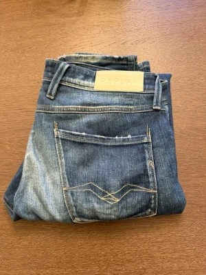 Marinblå Anbass jeans - Ett par Replay Anbass slim fit jeans i strl L34 W34 i bra skick. Skriv för fler frågor och funderingar 👍