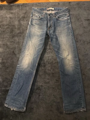 Levi's bootcut jeans - Levis 506 standard som passar som bootcut ish. Riktigt feta fades och slitningar. W31 L32. 