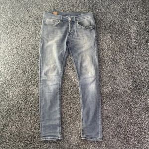 Dondup George gråa - Gråa dondups i modellen George | passar dig runt 178-185 | skick 8/10 |