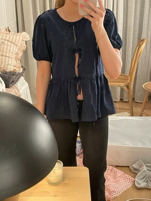 Mörkblå blus med puffärm Gina Tricot - Aldrig använd!