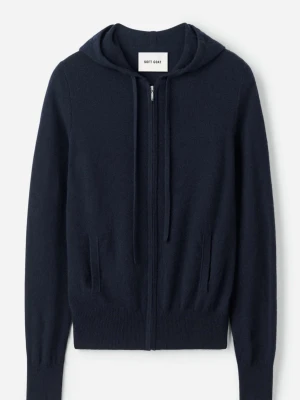 Mörkblå hoodie från Soft Goat - Sparsamt använd. Snygg mörkblå hoodie i kashmir från Soft Goat. Hoodien har dragkedja framtill, två fickor och justerbar huva med snören. Ribbstickade muddar vid ärmslut och nederkant ger en clean look. Perfekt för dig som gillar stilrena och mjuka plagg.
