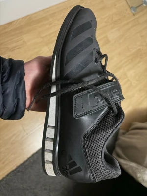 Adidas Skor storlek 45 - Adidas skor, storlek 45