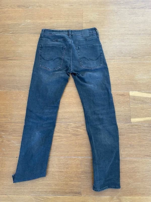 Jack&Jones jeans - Säljer dessa feta svart/gråa jeansen. Skicket är väldigt bra då den knappt är använd. Modellen är tapered, så den sitter inte för tajt och inte för pösigt. Skriv vid funderingar, pris kan även diskuteras✍️