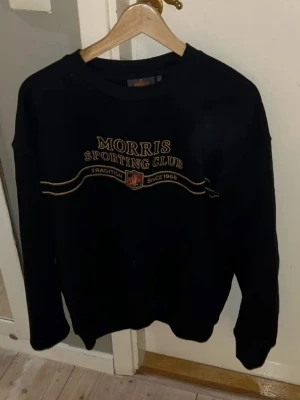 Svart sweatshirt från Morris - Svart/mörkblå sweatshirt från Morris, inga defekter , är storlek s men passar m!