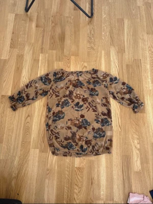 Blus soyaconcept - Blus köpt från Zalando i storlek XS. Kan användas som på bild eller off shoulder. Se sista bild för genomskinlighet.