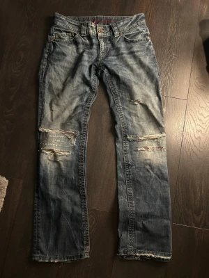 Bootcut jeans - Feta vintage bootcut jeans med sköna slitningar och skön wash!! Vet inte vart dem är ifrån märkes vis men riktigt snygga!
