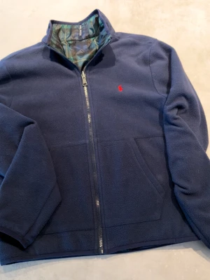 Fleece jacka Ralph Lauren - Snygg ut och invändbar fleecejacka från Ralph Lauren, den är stretchig och skön på båda ”sidorna”, tveka inte att höra av er! Barnstorlek L