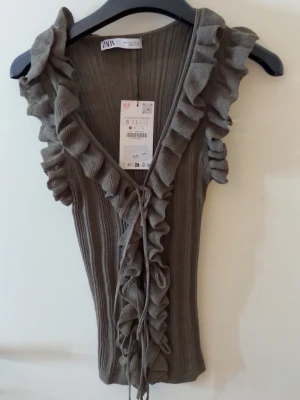 Zara topp  - Grön topp från Zara med volang och snören som man kan knyta framtill. Oanvänd med lapp kvar 