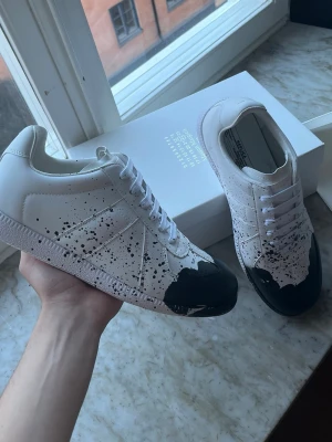 Maison Margiela  - Feta maison margiela riktigt feta nu inför våren och sommaren. Priset är självklart rörligt vid snabb affär. Och tveka inte på att skriva vid minsta lilla fundering!